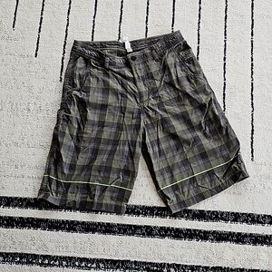Lululemon mens green plaid golf shorts